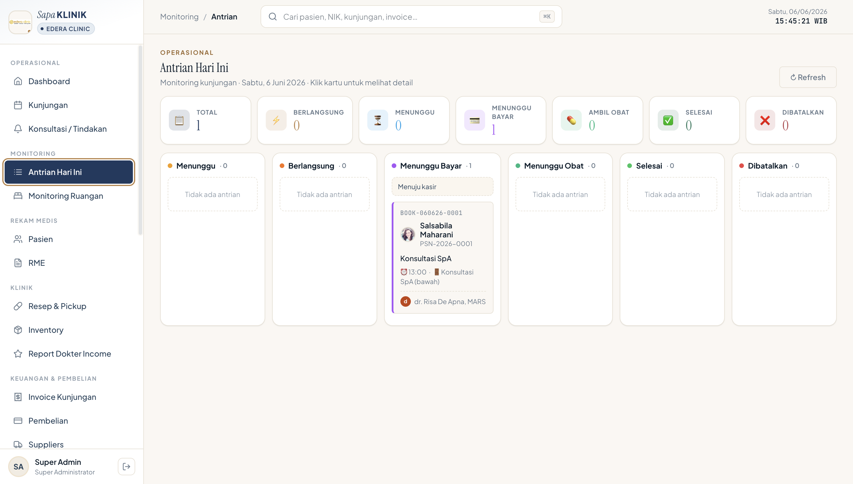 Dashboard antrian pasien SapaKlinik menampilkan papan kanban status kunjungan: menunggu, berlangsung, menunggu bayar, ambil obat, dan selesai.