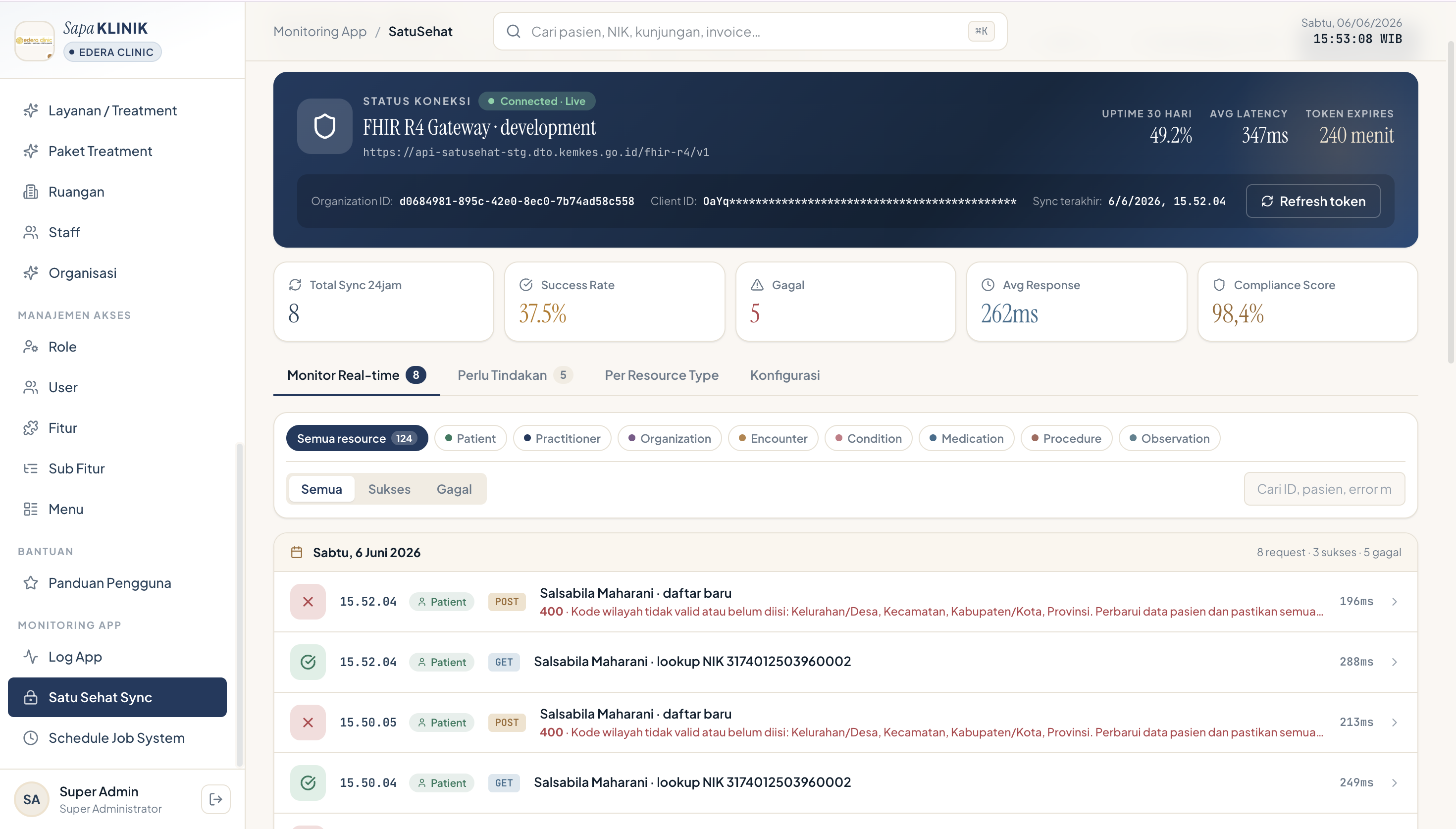 Halaman monitoring SatuSehat Sync SapaKlinik menampilkan status koneksi FHIR R4 Gateway, uptime, latency, success rate, compliance score, dan log sinkronisasi pasien real-time.